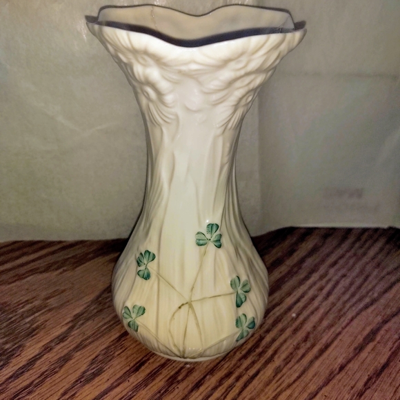 Belleek Daisy Spill Vase Ivory with shamrocks - Picture 2 of 5